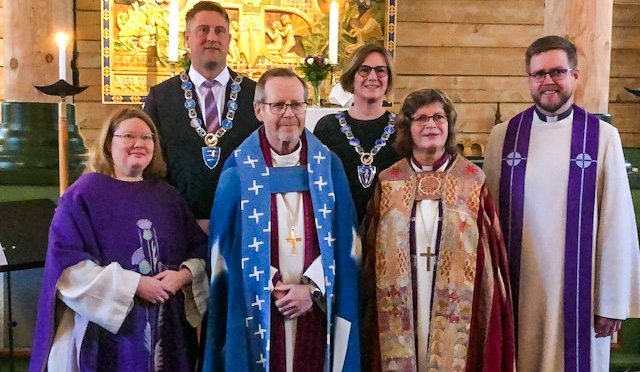 MARKERTE OVERGANG: Søndag vart overgangen for Hornindal sokn frå Bjørgvin til Møre bispedøme markert i Hornindal kyrkje. Bak f.v.: Stig Olav Lødemel, ordførar i Hornindal; Sølvi Dimmen, ordførar i Volda. Framme f.v.: Hege Høibye, sokneprest i Hornindal; biskop i Bjørgvin, Halvor Nordhaug; biskop i Møre, Ingeborg Midttømme; den nye soknepresten i Hornindal, Austefjord og Storfjorden, Per Kristian Hovden Sætre. (foto: Bjørn Olaf Storhaug)