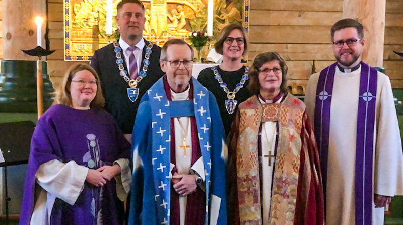 MARKERTE OVERGANG: Søndag vart overgangen for Hornindal sokn frå Bjørgvin til Møre bispedøme markert i Hornindal kyrkje. Bak f.v.: Stig Olav Lødemel, ordførar i Hornindal; Sølvi Dimmen, ordførar i Volda. Framme f.v.: Hege Høibye, sokneprest i Hornindal; biskop i Bjørgvin, Halvor Nordhaug; biskop i Møre, Ingeborg Midttømme; den nye soknepresten i Hornindal, Austefjord og Storfjorden, Per Kristian Hovden Sætre. (foto: Bjørn Olaf Storhaug)