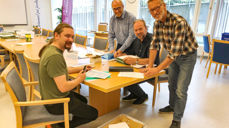 Oppteljinga av kyrkjevalet 2019 pågår for fullt i lokala til Møre bispedømeråd. Frå v. Kristian Due, Arvid Helle, John Erik Brakstad og Svein-Magne Harnes