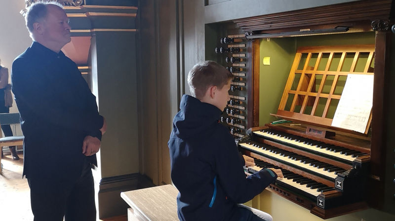 Olai spelar for Kåre Nordstoga