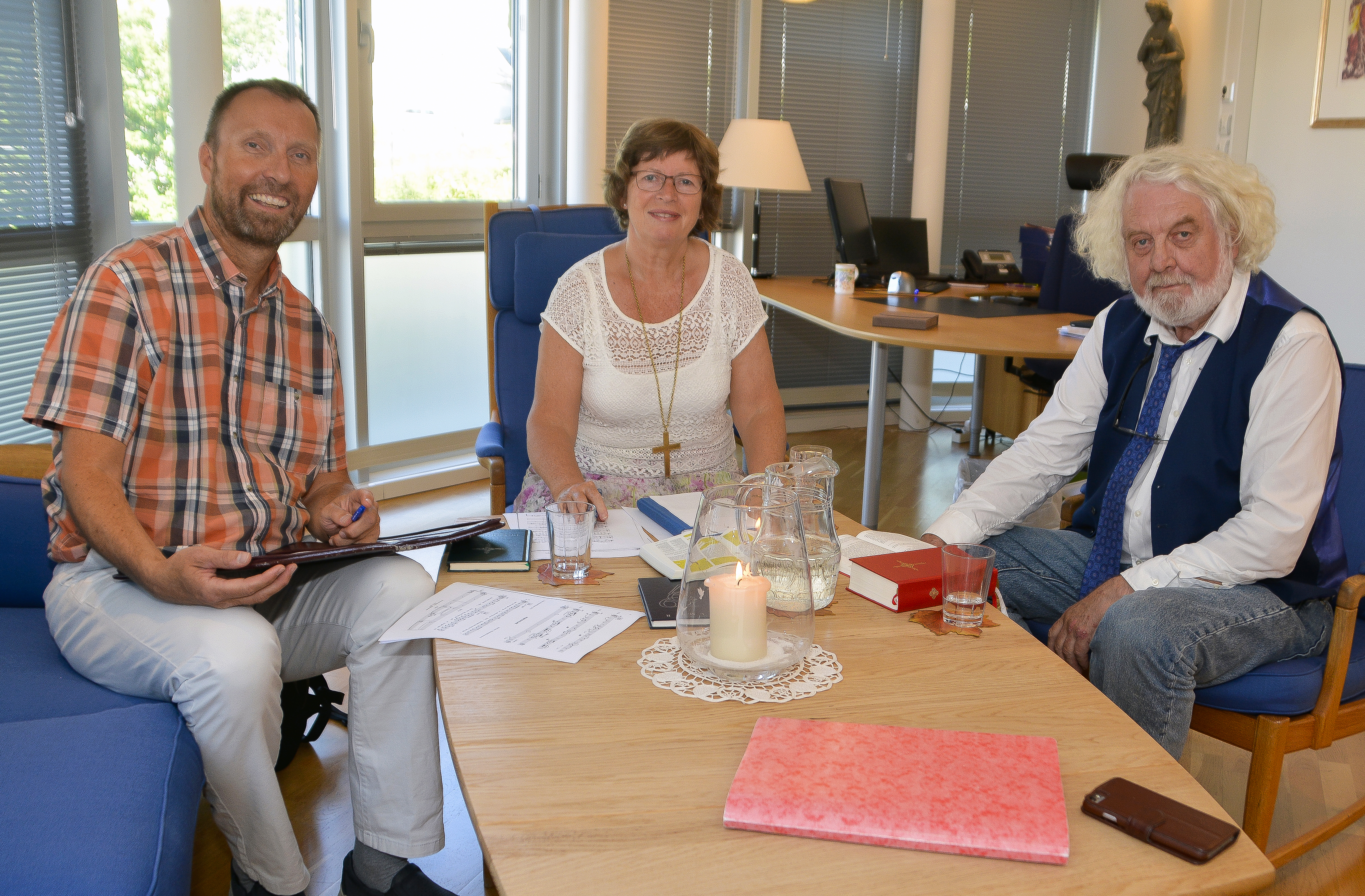 Saman med Edvard Hoem (t.h.) og sokneprest Tormod Remøy (t.v.) i Bolsøy har biskop Ingeborg Midttømme planlagt ei rikhaldig gudsteneste og markering på Veøya 21. juli. Under samlinga vil mange av salmane til Edvard Hoem bli sunge, forfattaren vil lese utdrag frå romanen "Jordmor på jorda" og Hoems forbøn til grunnlovsjubileet i 2014 blir nytta under Forbøna. (foto: Svein Magne Harnes)