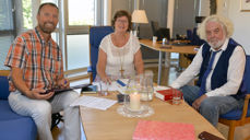 Saman med Edvard Hoem (t.h.) og sokneprest Tormod Remøy (t.v.) i Bolsøy har biskop Ingeborg Midttømme planlagt ei rikhaldig gudsteneste og markering på Veøya 21. juli. Under samlinga vil mange av salmane til Edvard Hoem bli sunge, forfattaren vil lese utdrag frå romanen "Jordmor på jorda" og Hoems forbøn til grunnlovsjubileet i 2014 blir nytta under Forbøna. (foto: Svein Magne Harnes)