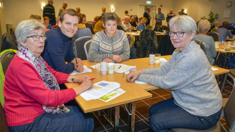 – Vi vil støtte opp om bygda vår, og der har kyrkja ei viktig rolle, seier dei fire nye soknerådsmedlemene i Øverdalen sokneråd. Frå v: Marit Elise Brudeli, Bjørnar Einang, Marit Kvam og Bente Alnæs. (foto: Svein Magne Harnes)