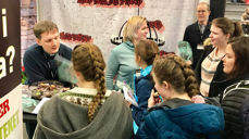 Messa «Utdanning & Karriere» ble arrangert i Fagerlihallen i Ålesund 28. januar. Storparten av de besøkende var ungdommer i videregående skole-alder. - Den store interessen blant ungdommene var rett og slet oppløftende med tanke på fremtidig rekruttering til kirken. - Det var over all forventning, sier rådgiver undervisning i Møre bispedømmeråd, Wangensteen.