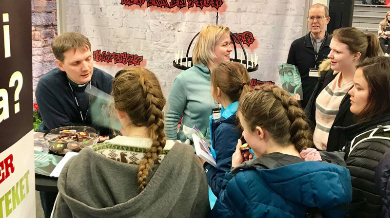 Messa «Utdanning & Karriere» ble arrangert i Fagerlihallen i Ålesund 28. januar. Storparten av de besøkende var ungdommer i videregående skole-alder. - Den store interessen blant ungdommene var rett og slet oppløftende med tanke på fremtidig rekruttering til kirken. - Det var over all forventning, sier rådgiver undervisning i Møre bispedømmeråd, Wangensteen.