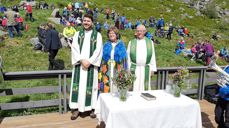 Frå venstre: Verdsarvprest Morgan Berg, biskop Ingeborg Midttømme og sokneprest Stein Karstensen.