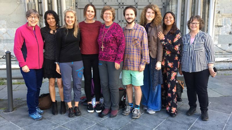 Sju av deltakarane under samlinga Vegen til presteteneste/vegen til vigsla teneste var knytte til Møre bispedøme. Her er dei saman med biskop Ingeborg Midttømme (midten) og Signe Hellevik, rådgivar personal (t.h).