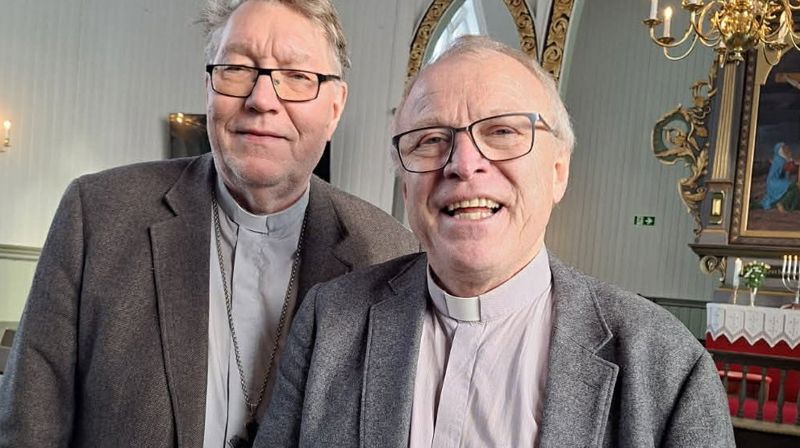 Atle Ølstørn kommer hjem til bygda han vokste opp i, når han nå blir sokneprest i Agdenes. Under innsettelsesgudstjenesten i