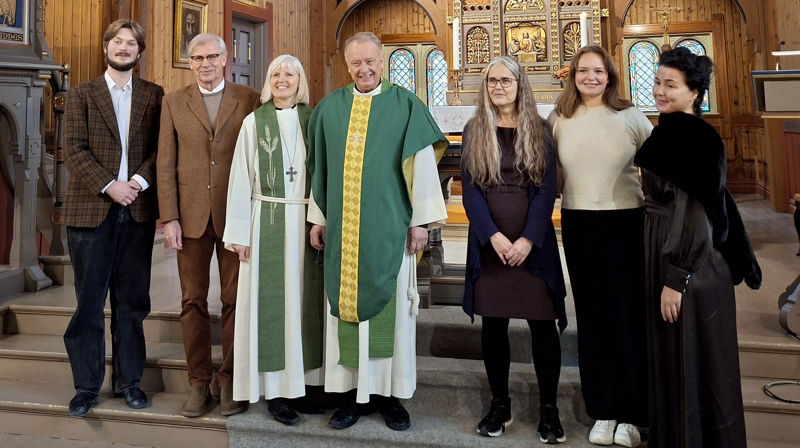 Medvirkende under avskjedsgudstjenesten for Esbjørn Hummelgård i Strinda kirke. Fra venstre: Johannes Erlandsson Høyland, Roald Iversen, Bodil Slørdal, Esbjørn Hummelgård, Helga Ertesvåg, Malin Beatrix Reitan Olufsen og Iryna Bokal.