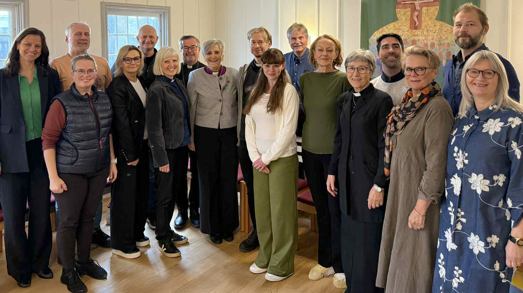 Biskopen i møte med de ansatte i Heimdal og Kolstad menigheter. F.v: Aud Kristin Saltvik Aasen (fra bispekontoret), Wenche Dahle, Per Even Robertstad, Trine Ressem Skei, Torkell Sørensen, Bodil Slørdal, Dagfinn Bjerkestrand, biskop Herborg, Tord Thuen, Marthe Løvseth Myhre, Lasse Lossius, Nina Sandstrøm Angelsen, Hilde Anette Løvenskiold Grüner, Per Øyvind Solvang, Gørill Løkken, Håkon Grotnes og Anita Martila Pettersen. (Foto: Tina Solbakken)