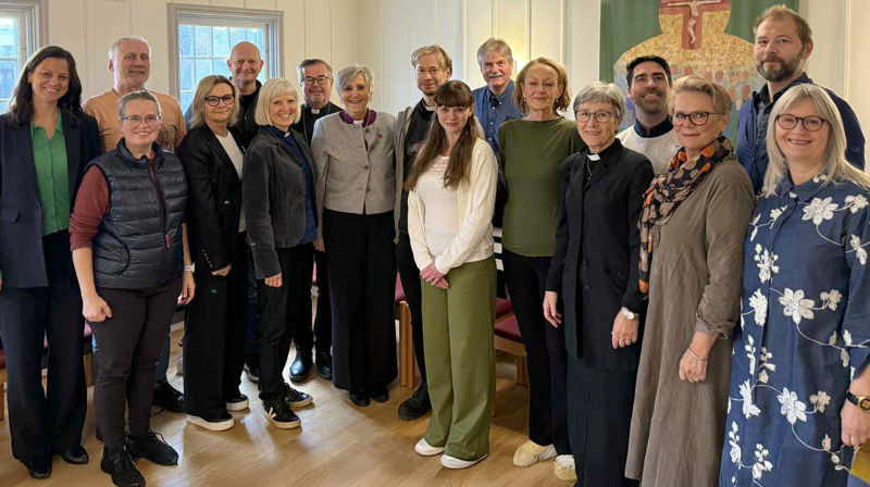 Biskopen i møte med de ansatte i Heimdal og Kolstad menigheter. F.v: Aud Kristin Saltvik Aasen (fra bispekontoret), Wenche Dahle, Per Even Robertstad, Trine Ressem Skei, Torkell Sørensen, Bodil Slørdal, Dagfinn Bjerkestrand, biskop Herborg, Tord Thuen, Marthe Løvseth Myhre, Lasse Lossius, Nina Sandstrøm Angelsen, Hilde Anette Løvenskiold Grüner, Per Øyvind Solvang, Gørill Løkken, Håkon Grotnes og Anita Martila Pettersen. (Foto: Tina Solbakken)