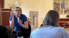 Randi Elisabeth Gullvåg blåser såpebobler til barna på babysangen i Heimdal kirke (Foto: Aud Kristin Saltvik Aasen)