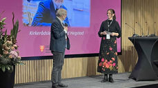 Kirkerådsleder Harald Hegstad møtte de 120 prestene fra scenen på scenen på Quality Hotel Prinsen, i samtale med konferanseleder Aud Kristin Saltvik Aasen (Foto: Ludvig Aasen)