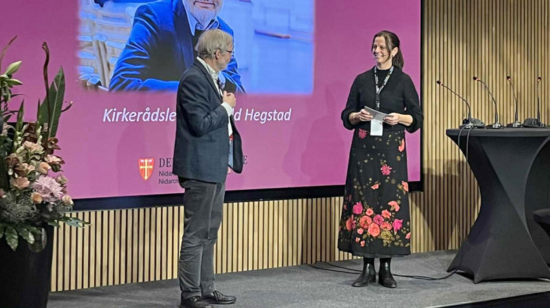Kirkerådsleder Harald Hegstad møtte de 120 prestene fra scenen på scenen på Quality Hotel Prinsen, i samtale med konferanseleder Aud Kristin Saltvik Aasen (Foto: Ludvig Aasen)