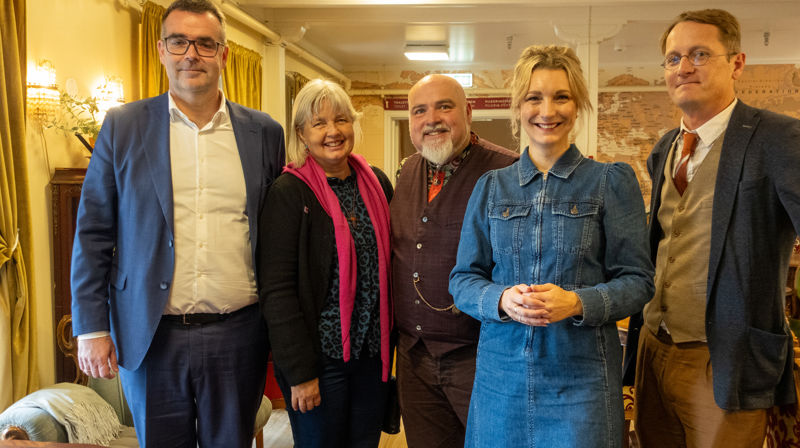 Fornøyde ledere i både regjering, kommune og kirke etter nyheten om at framtida for Nidaros pilegrimsgård virker å være berga. Fra venstre: Ordfører Kent Ranum, pilegrimsprest Ingrid Bolstad Kunzendorf, bispedømmerådsleder Jon Fredrik Skauge, digital- og forvaltningsminister Karianne Tung og kulturbyråd Trond Åm (Foto: Magne Vik Ravndal)