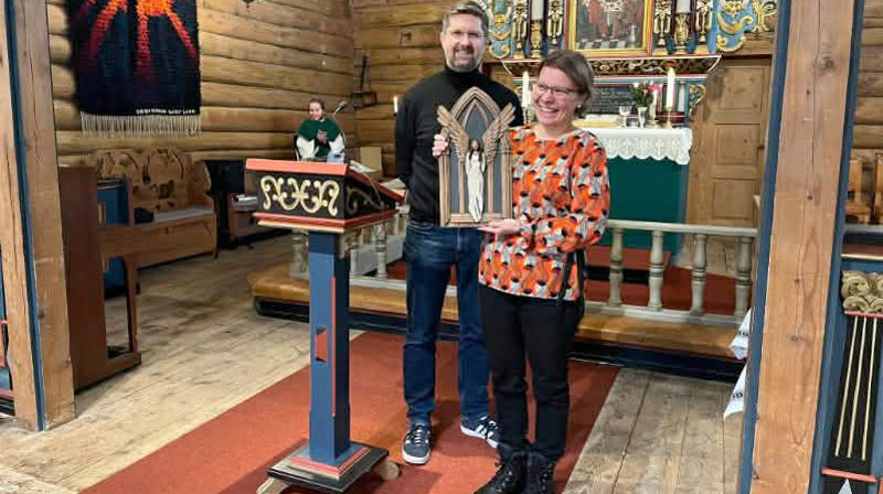 Stian Berland Kjølsvik fra Nidarosen-juryen delte ut årets pris til Kjersti Kvam i Rennebu kirke
