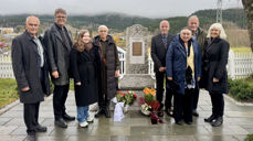 Avduking av minnesmerket. Fv. Kjell Inge Nordgård (kirkeverge), Sveinung Enstad (sokneprest), Hilde Elise Hvarregaard (prosjektleder/landskapsarkitekt Kirkelig fellesråd), Jorun Kraft Mo (kunstner), Arnt Morten Holmli (Kirkelig fellesråd og leder av arbeidsgruppa), Nils Grendstad (arbeidsgruppa), Astrid Grendstad (Kirkegårdskomiteen )og Bodil Slørdal (prost) (Foto: Yngvil Bjellaanes)