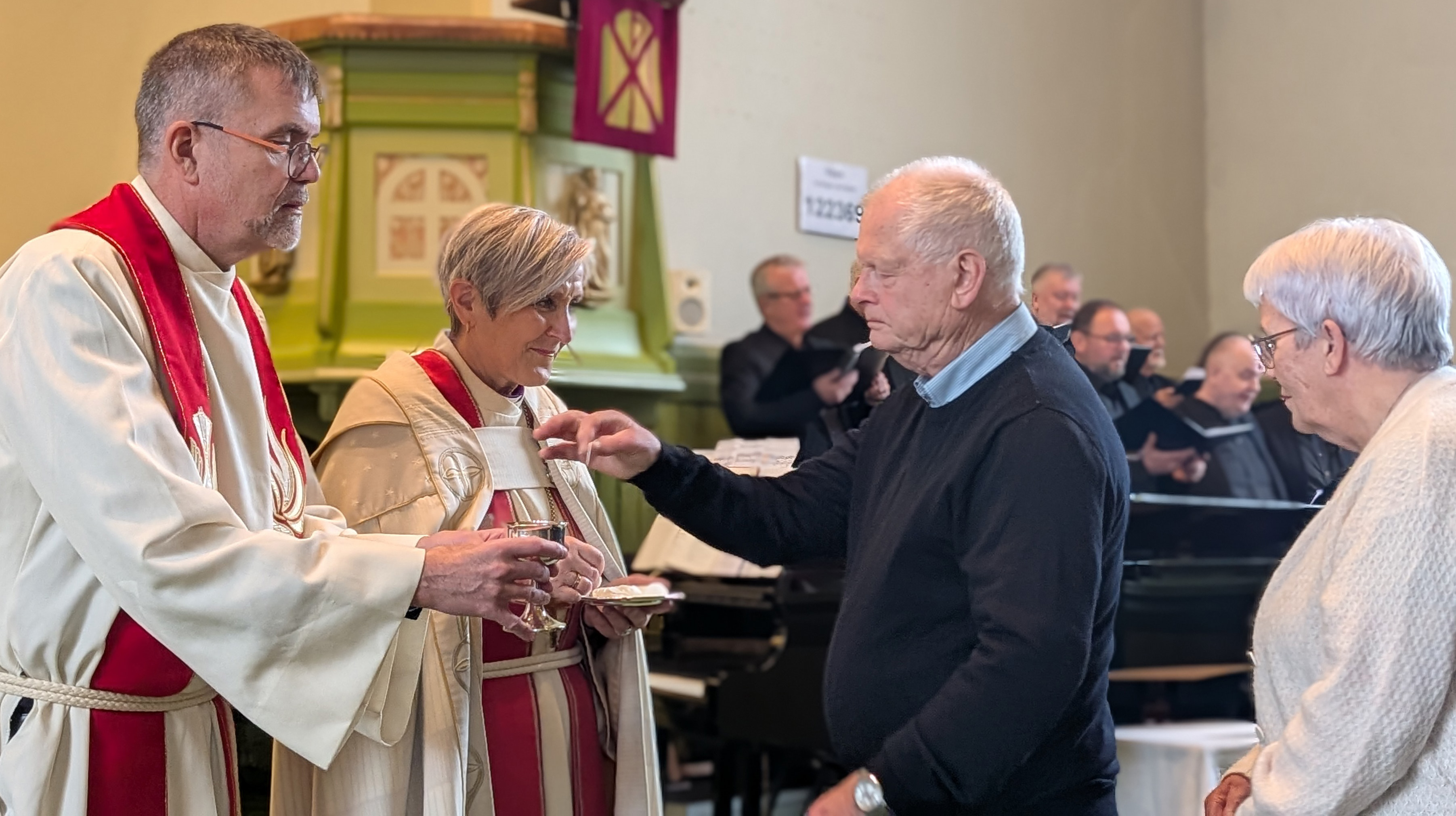 Prest Idar Kjølsvik og biskop Herborg Finnset delte ut nattverd da menigheten i Levanger feiret den nikenske trosbekjennelsen (Foto: Børge Lund)