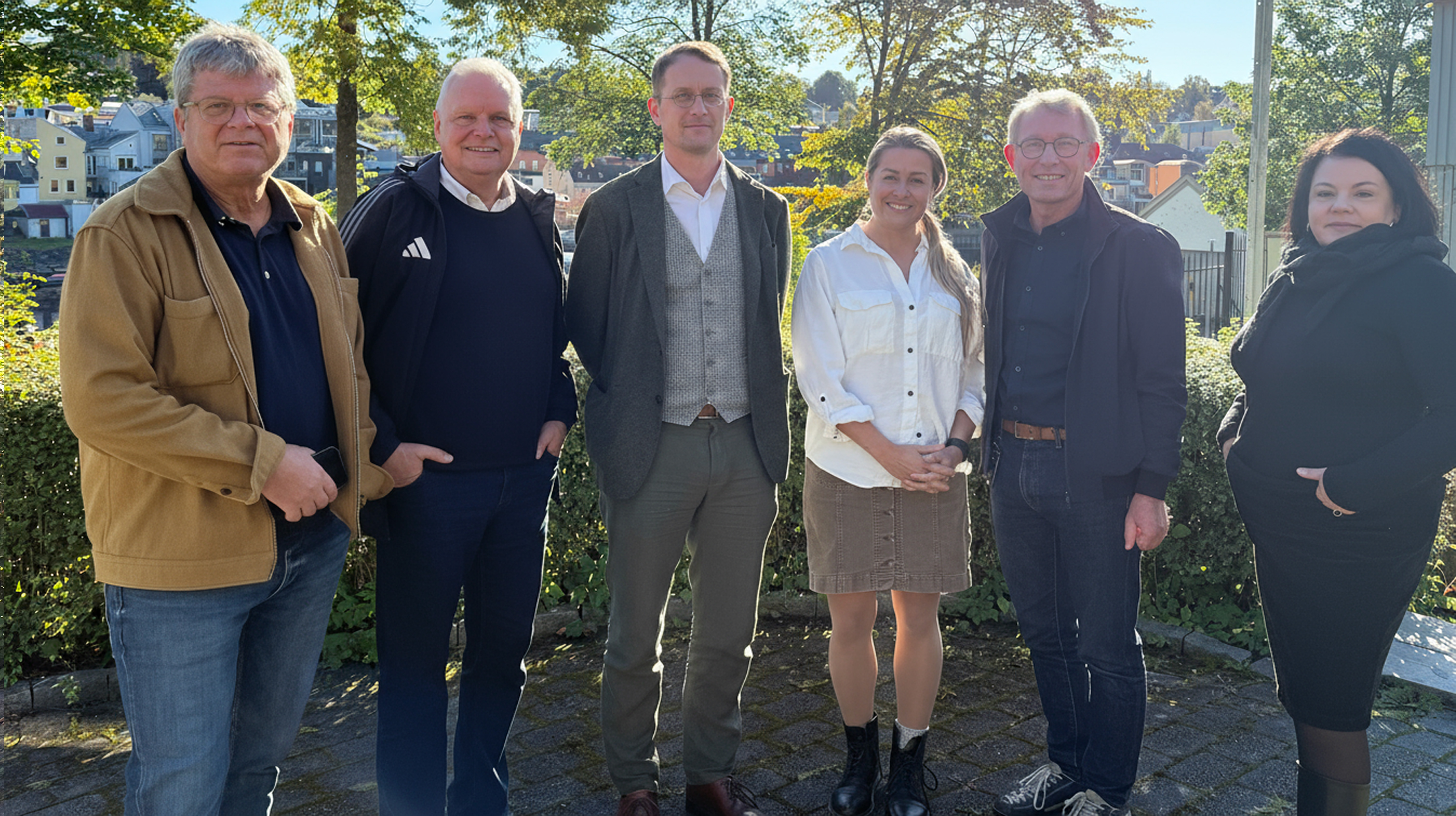 Nidaros bispedømme står sammen med flere for å forlenge aktiviteten i pilegrimsmottak og pilegrimsgård. Fra venstre: Odd Anders With, leder i Kirkelig fellesråd i Trondheim, Arne Ivar Denstad, styreleder i stiftelsen Nidaros pilegrimsgård, Trond Åm, byråd for kultur i Trondheim, Ingeborg Collin, tidl. direktør Nidaros pilegrimsgård, Steinar Skomedal, stiftsdirektør i Nidaros bispedømmeråd og Helene Møllevig, tidl. daglig leder i Nidaros pilegrimsgård.