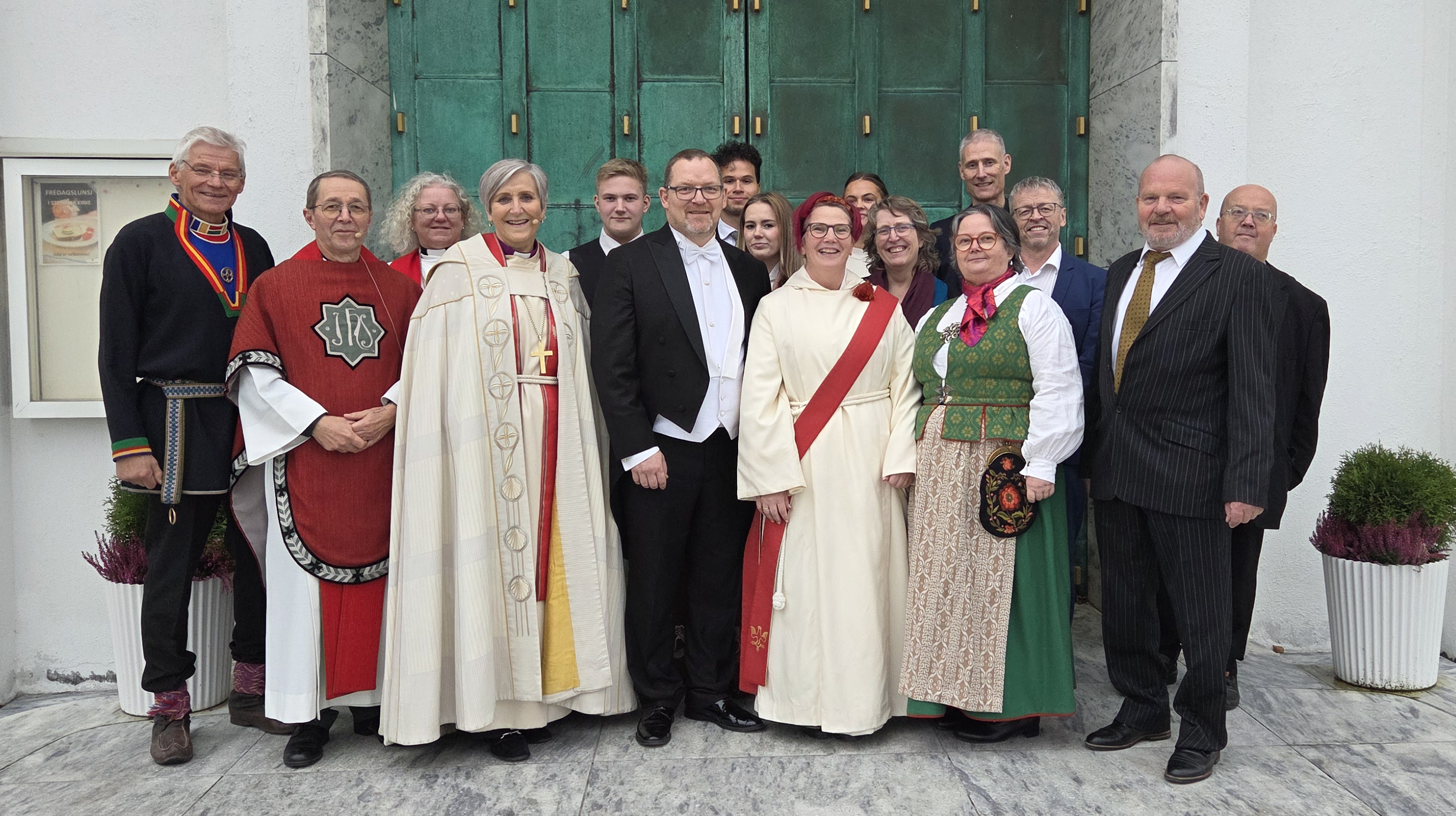 Nyvigslet kateket Marte Cicilie Mære (med rødt skråstola) omgitt av biskop, prost, kolleger, venner og familie utenfor Steinkjer kirke