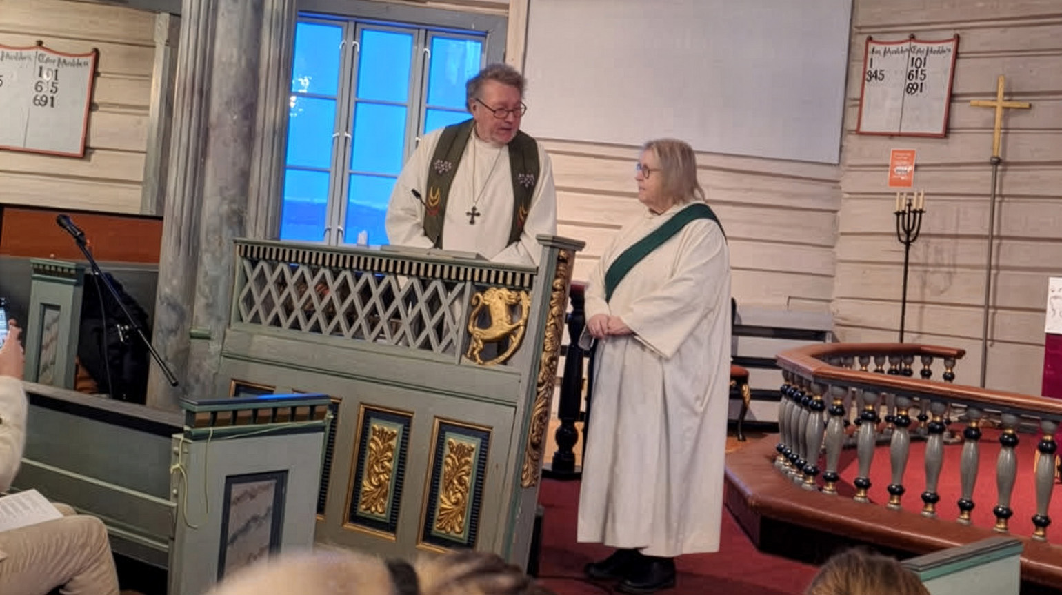 Januar startet med to avtakkinger i Orkdal prosti. Til venstre prost Dagfinn Thomassen sammen med Åse Rugland i Moe kirke og til høyre sammen med Birgith Margrethe Borch Lenes Østnes i Hemne kirke.