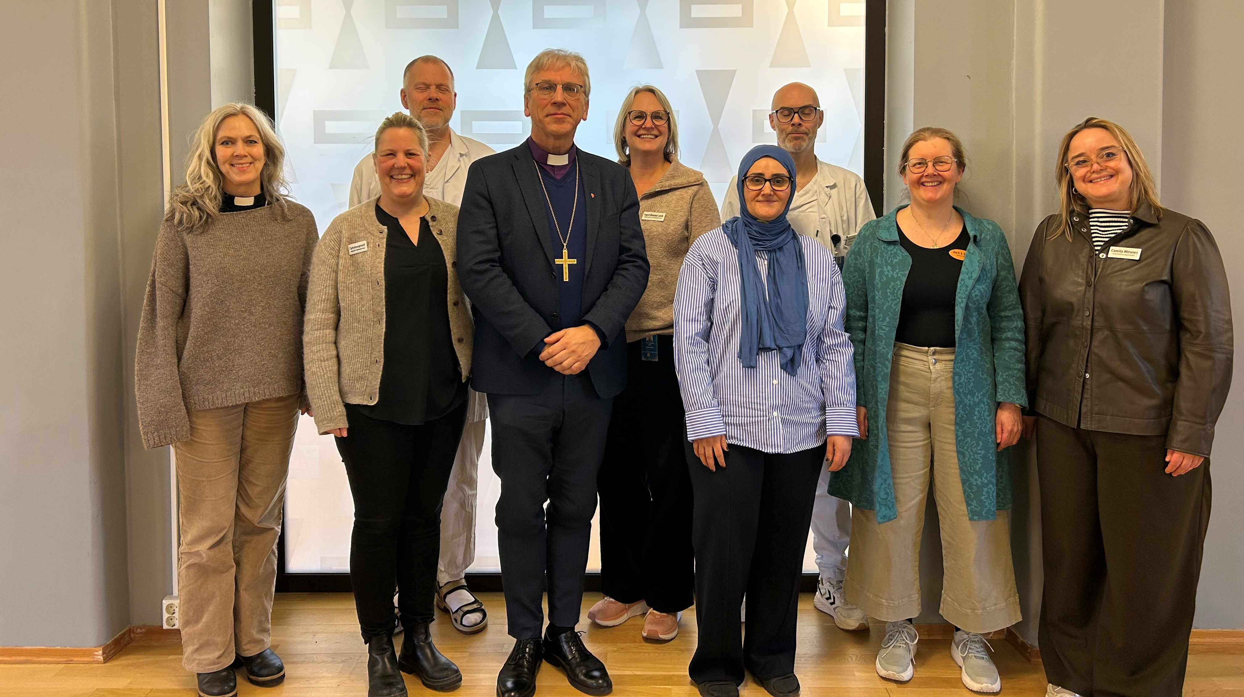 Deltagere under bispevisitasen på St. Olavs hospital. Fra venstre: Domprost Kristin Moen Saxegaard, Leder for preste- og samtaletjenesten Ingvild Knudsen Hammernes, sykehushumanist Asbjørn Fretheim, preses Olav Fykse Tveit, sykehusdiakon Ingvil Øiestad Løvik, kulturkonsulent Dilek Guven Akdeve, sykehusprestene Frode Lund Winsnes, Ane Kristin Koller Sundsnes og Camilla Winsnes.