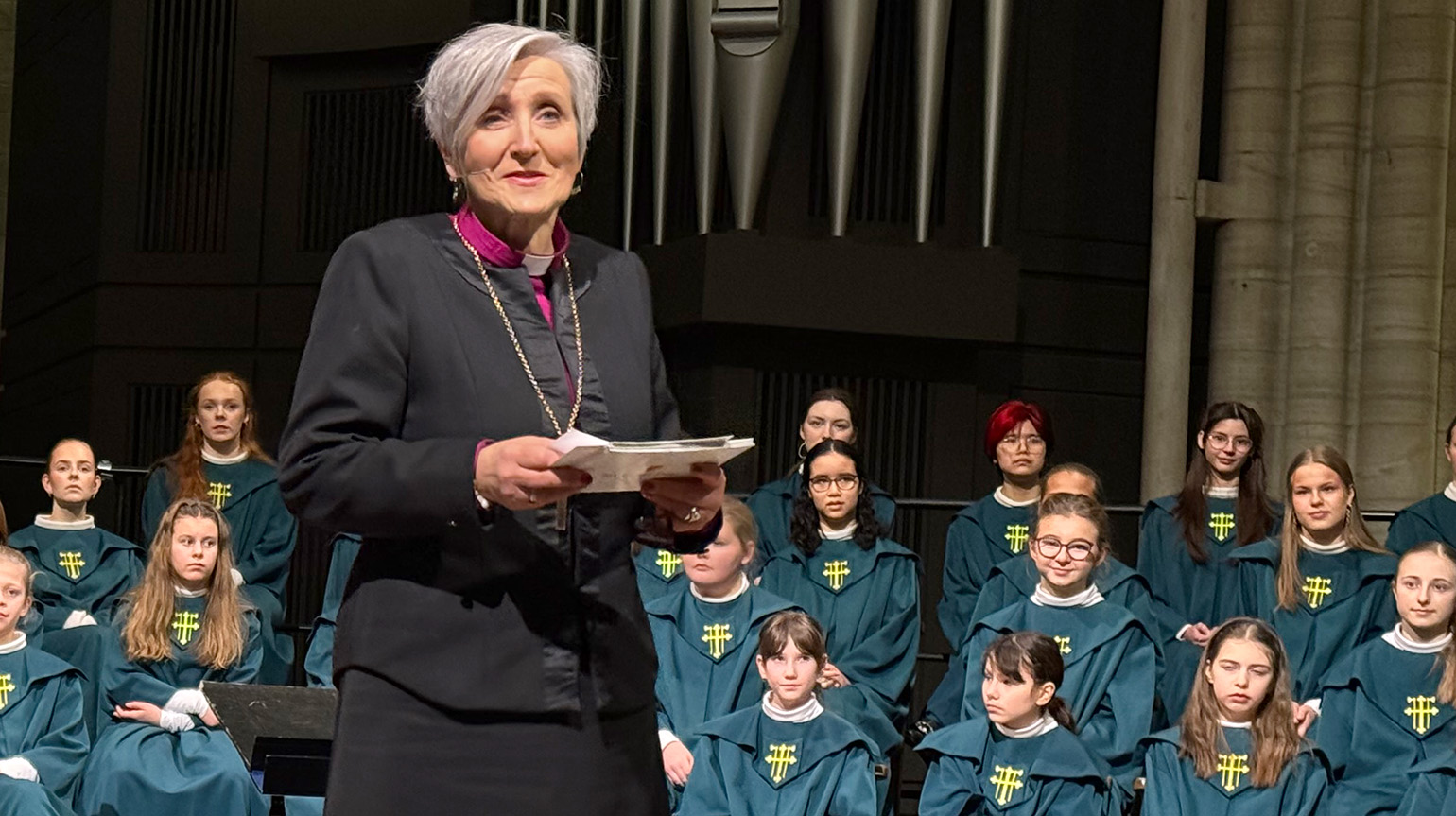 Biskop Herborg Finnset var tydelig om nasjonaljubiléet i sin nyttårstale i Nidarosdomen. Nidarosdomens jentekor (i bakgrunnen) omkranset talen med vakker minikonsert (Foto: Magne Vik Ravndal)