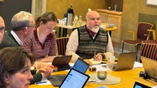 Jon Fredrik Skauge (t.h) og Agnes Sofie Engen Gjeset (midt i bildet) er gjenvalgt som leder og nestleder i Nidaros bispedømmeråd. De ønsker åpne kirkebygg i hele bispedømmet (Foto: Magne Vik Ravndal)