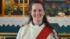 Den røde skråstolaen over skulderen viser med all tydelighet at Marie Sætherskar Hauge nå er vigslet kateket i Den norske kirke.