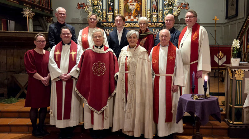 Medvirkende under den høytidelige vigslingsgudstjenesten i Meldal kirke. Foran fra venstre: Klokker Monica Hellem, sogneprest Jonas Dahlberg, nyvigslet sogneprest Sissel Muan, biskop Herborg Finnset og prest Oddbjørn Stjern. Bak fra venstre: Roar Kollsete, sogneprest Åse Rugland, organist Marcus Frost Nielsen, Gretha Loe, Arnt Bjørkhaug og prost Dagfinn Thomassen.
