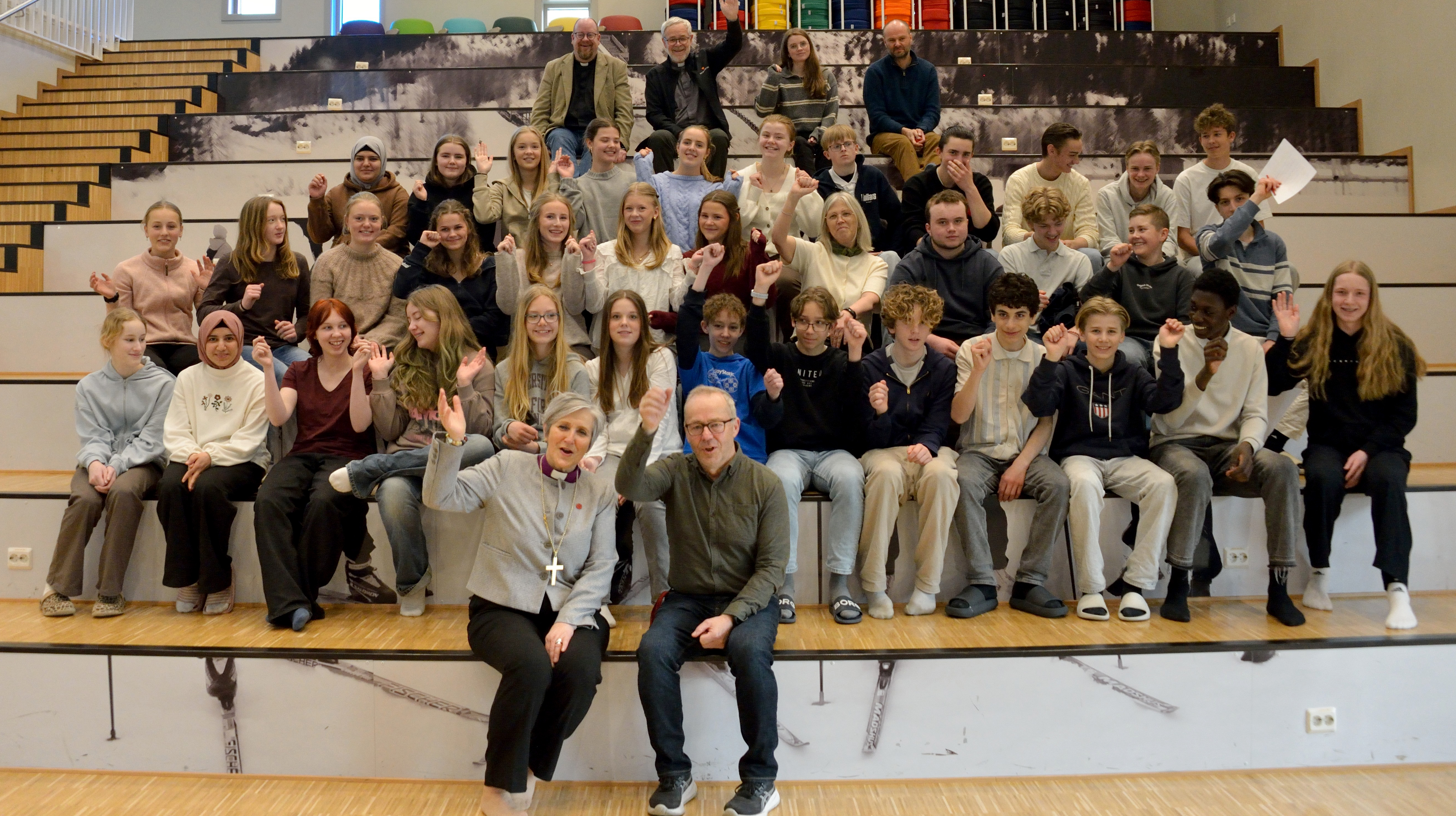 Biskop Herborg og rektor Arne Magnar Bratberg sammen med elever fra Namdalseid skole. Her har biskopen akkurat fått svare på mange gode spørsmål fra ungdomsskoleelevene (Foto: Svein Tore Kolstad)