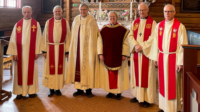 Medvirkende under jubileumsgudstjenesten i Oppdal kirke. Fra venstre: tidligere sokneprest Ivar Austrheim, tidligere sokneprest Arne Aspeland, biskop emeritus Tor Singsaas, sokneprest Kristine Berg, prost Øystein Flø og sokneprest Øyvind Vognild. (Foto: Audny Mjøen Illøkken)