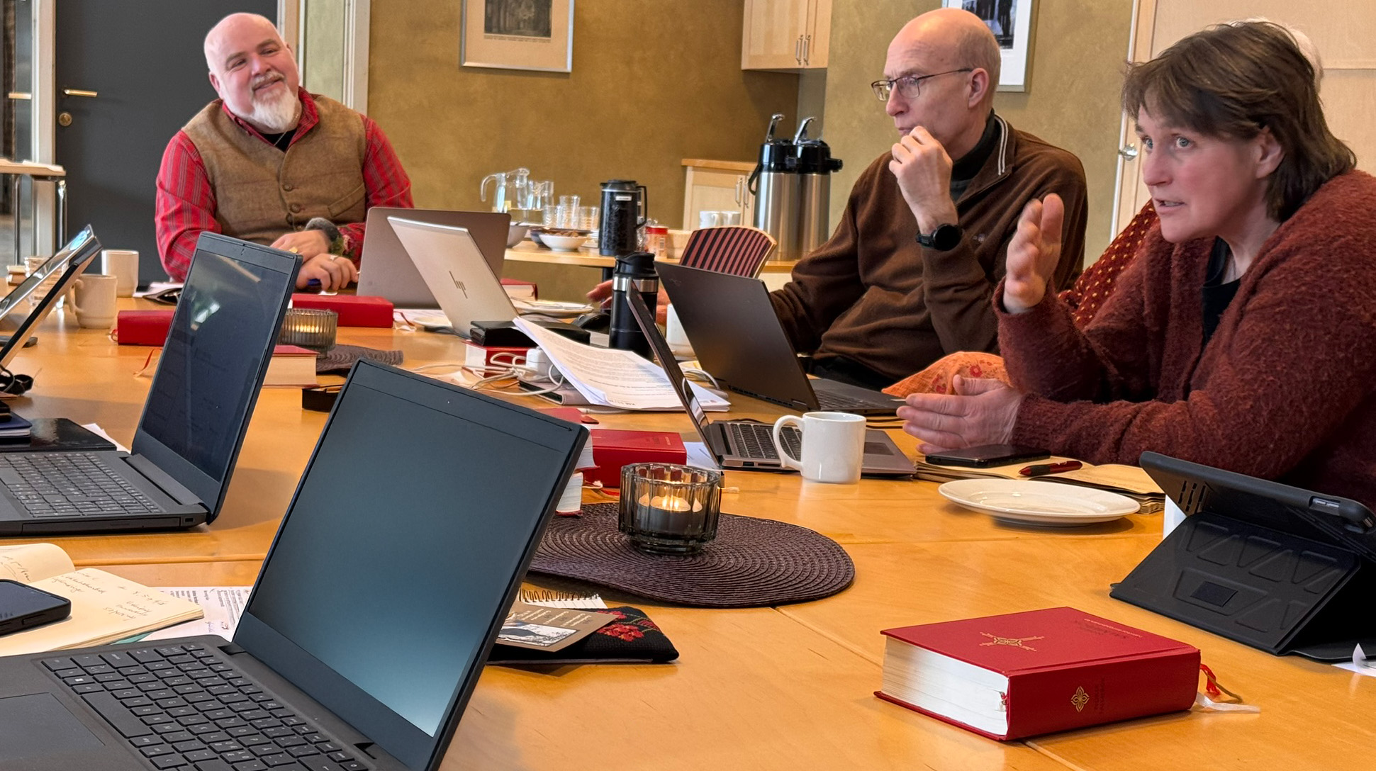 Fra møtet i Nidaros Bispedømmeråd tirsdag 3. mars. Fra venstre: Rådsleder Jon Fredrik Skauge, Kjartan Bergslid og Ingrid Meslo (Foto: Magne Vik Ravndal)