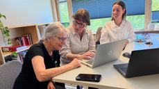God stemning midt i alle fondssøknadene. Fra venstre: Vigdis Aanderaa Aakre, Gunn Mogseth Skrove og Kristine Bratseth Kiplesund (Foto: Magne Vik Ravndal)