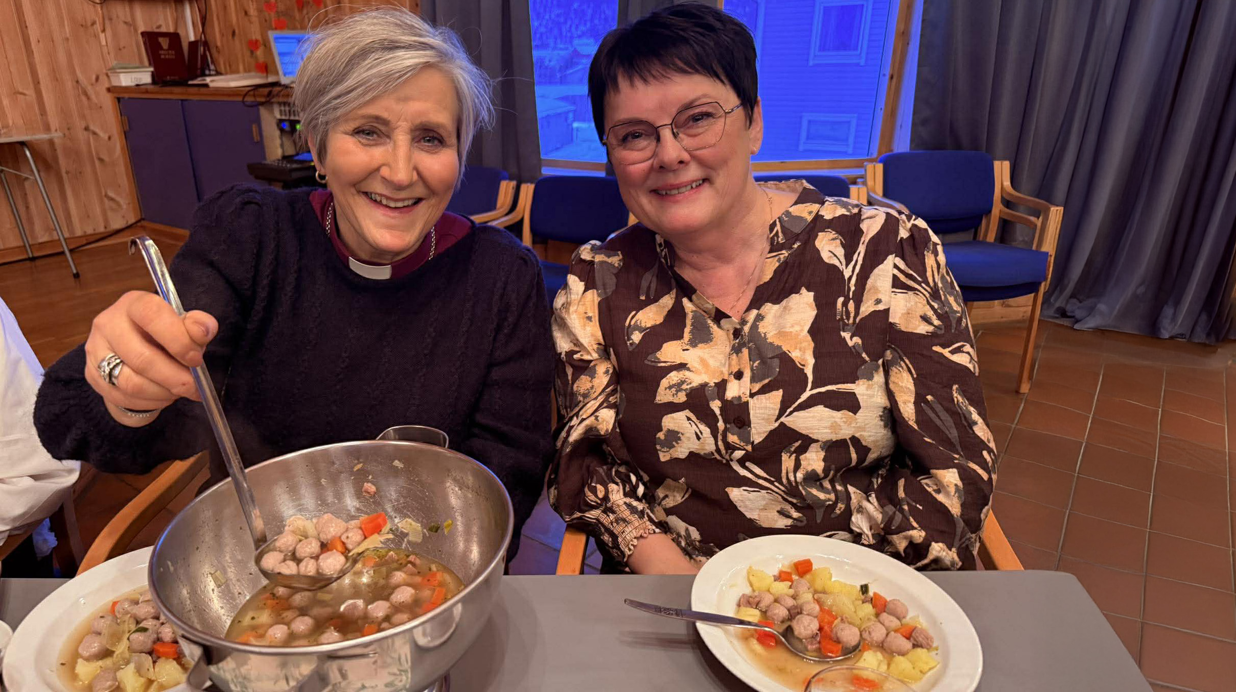 Biskop Herborg Finnset og ordfører i Orkland Hanne Nyhus kunne kose seg med ekte trøndersk middag under frivilligfesten i Lensvik bedehus. 