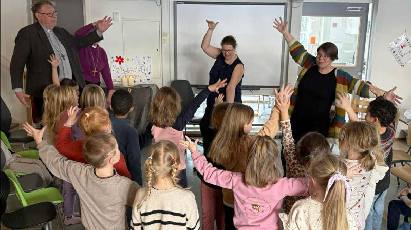 Biskop Herborg (delvis skjult i venstre hjørne) og prost Dagfinn Thomassen fikk leke sammen med menighetspedagog Liv Randi Henøen Sødal, kateket Tonje Margrete Stølan og barna ved Orkanger barnehage under bispevisitasen i Orkland (Foto: Aud Kristin Saltvik Aasen)