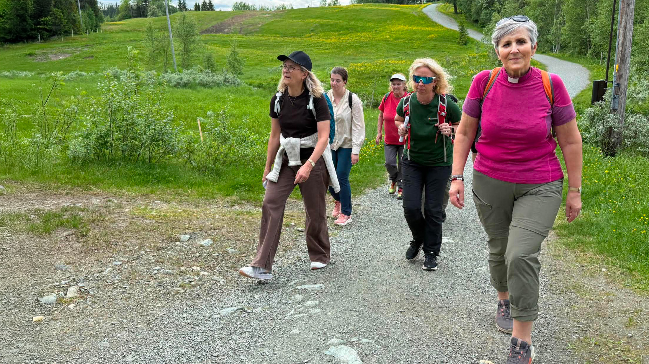 Biskop Herborg Finnset er en vant vandrer og tok gladelig imot invitasjon til pilegrimsvandring (Foto: Aud Kristin Saltvik Aasen)