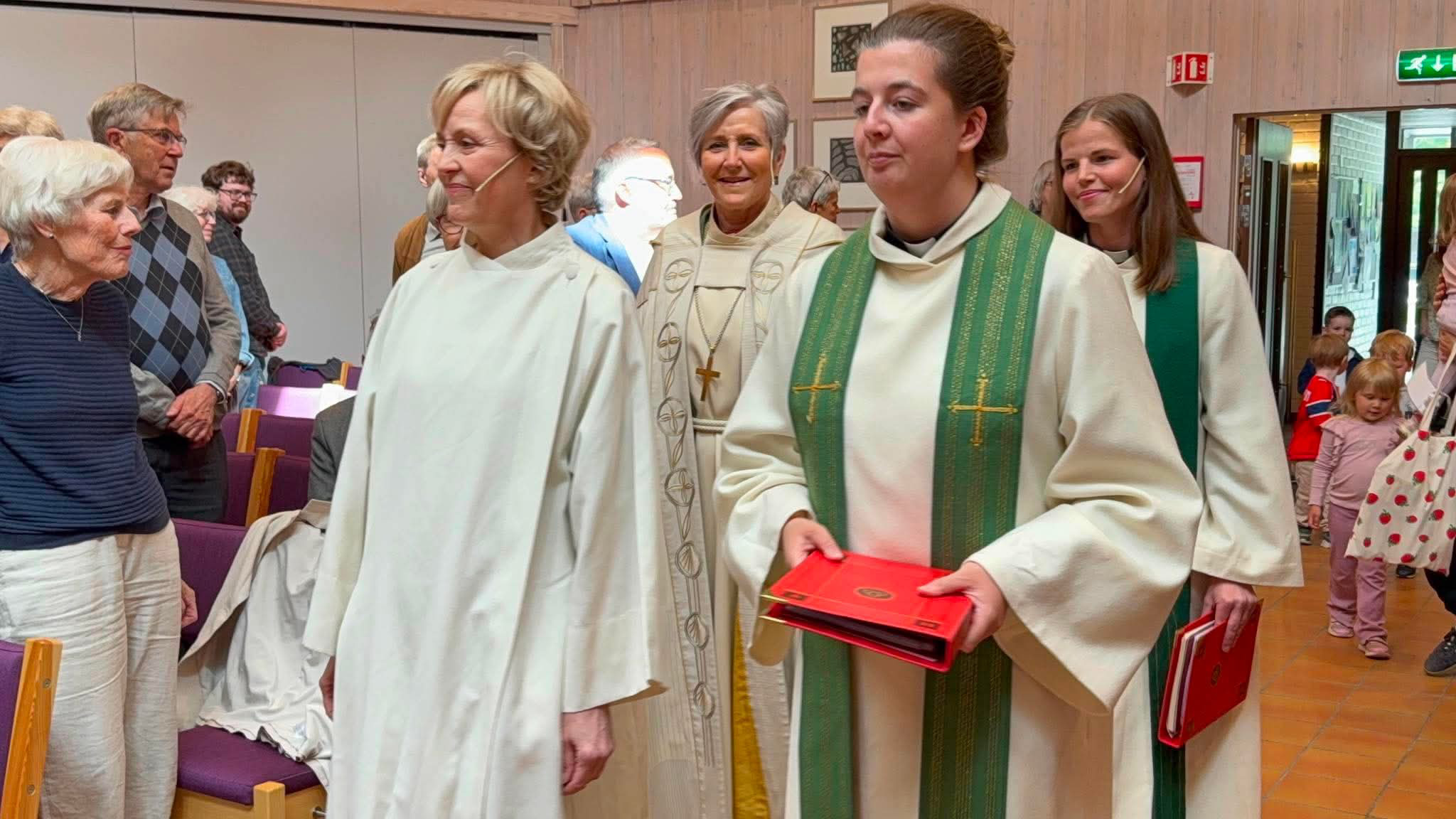 Biskop Herborg på vei inn til visitasgudstjeneste i Byåsen kirke sammen med Hege Merakerås (f.v), Sara Eklund Krog og Maren Græsli Evensen. (Foto: Aud Kristin Saltvik Aasen)