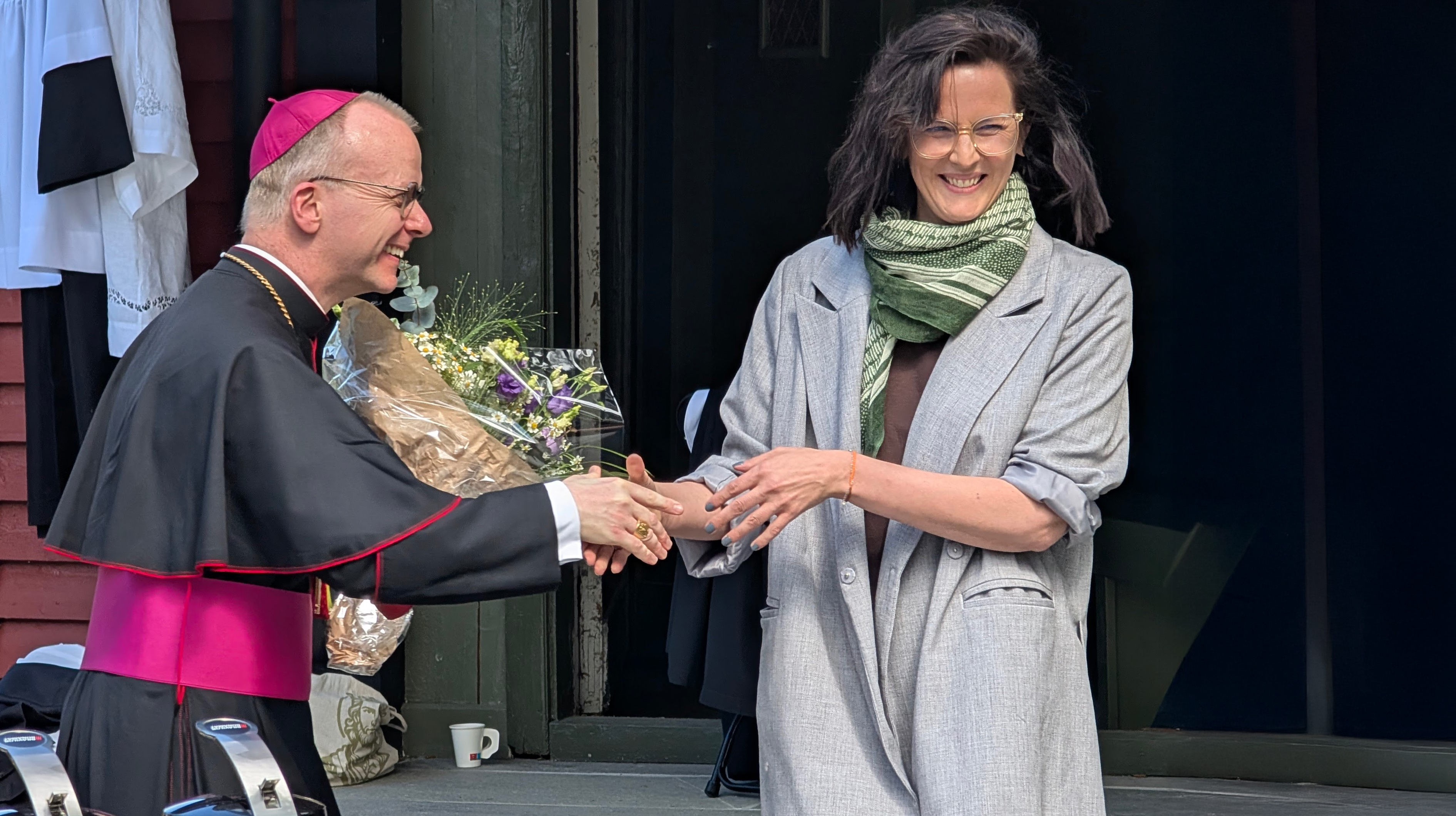 Direktør Heidi Anett Øvergård Beistad overrakte blomster til biskop Varden etter gjeninnvielsen av kapellet på Stiklestad (Foto: Børge Lund)