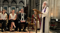 Domprost Kristin Saxegaard Moen under minnegudstjenesten for 22. juli i Nidaros domkirke. (Foto: Magne Vik Ravndal)