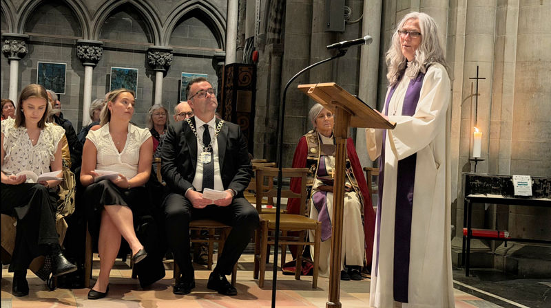Domprost Kristin Saxegaard Moen under minnegudstjenesten for 22. juli i Nidaros domkirke. (Foto: Magne Vik Ravndal)