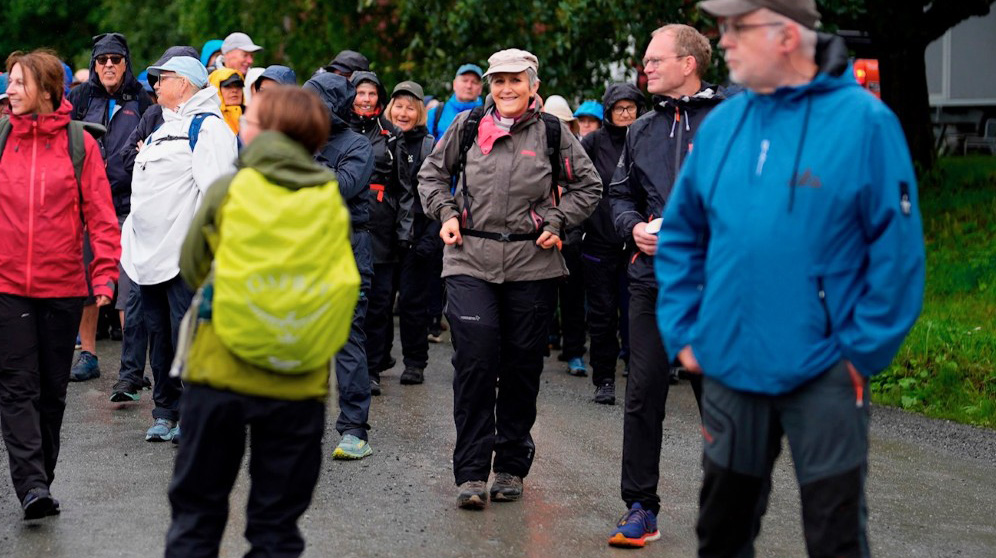 Biskop Herborg Finnset (i grå jakke) startet sin Olavsfest med pilegrimsvandring fra Lian (Foto: Olavsfest)