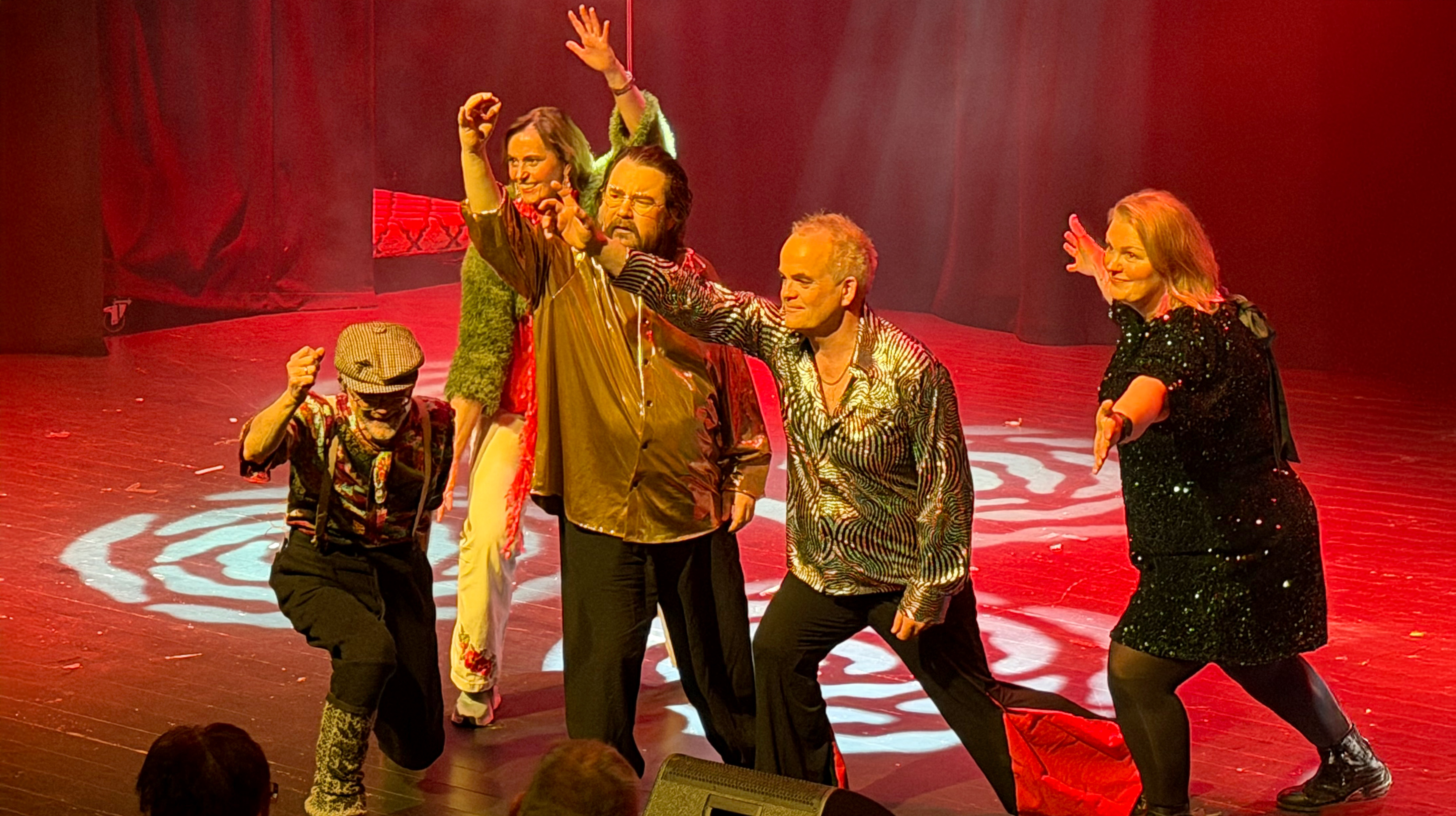 Idol-laget Selbu Sokn på scenen. Fra venstre Jan Olav Veium, Kjersti Stamnes, Jovna Zakharias Dunfjell, John Tronsetås og Lisbeth Sørflakne. (Foto Tomas Garberg, Selbyggen)
