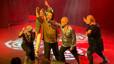 Idol-laget Selbu Sokn på scenen. Fra venstre Jan Olav Veium, Kjersti Stamnes, Jovna Zakharias Dunfjell, John Tronsetås og Lisbeth Sørflakne. (Foto Tomas Garberg, Selbyggen)