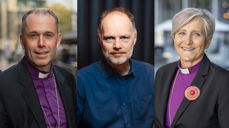 Biskop i Hamar Ole Kristian Bonden (f.v) og bibeloversetter og forfatter Hans Johan Sagrusten er gjester når biskop Herborg Finnset (t.h) inviterer til olsoksamtale i Stiklestad kirke.