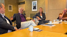 Preses Olav Fykse Tveit i samtale med stortingsrepresentantene Rikard Spets (FrP), Bente Estil (AP) og Lars Haltbrekken (SV). (Foto: Magne Vik Ravndal)