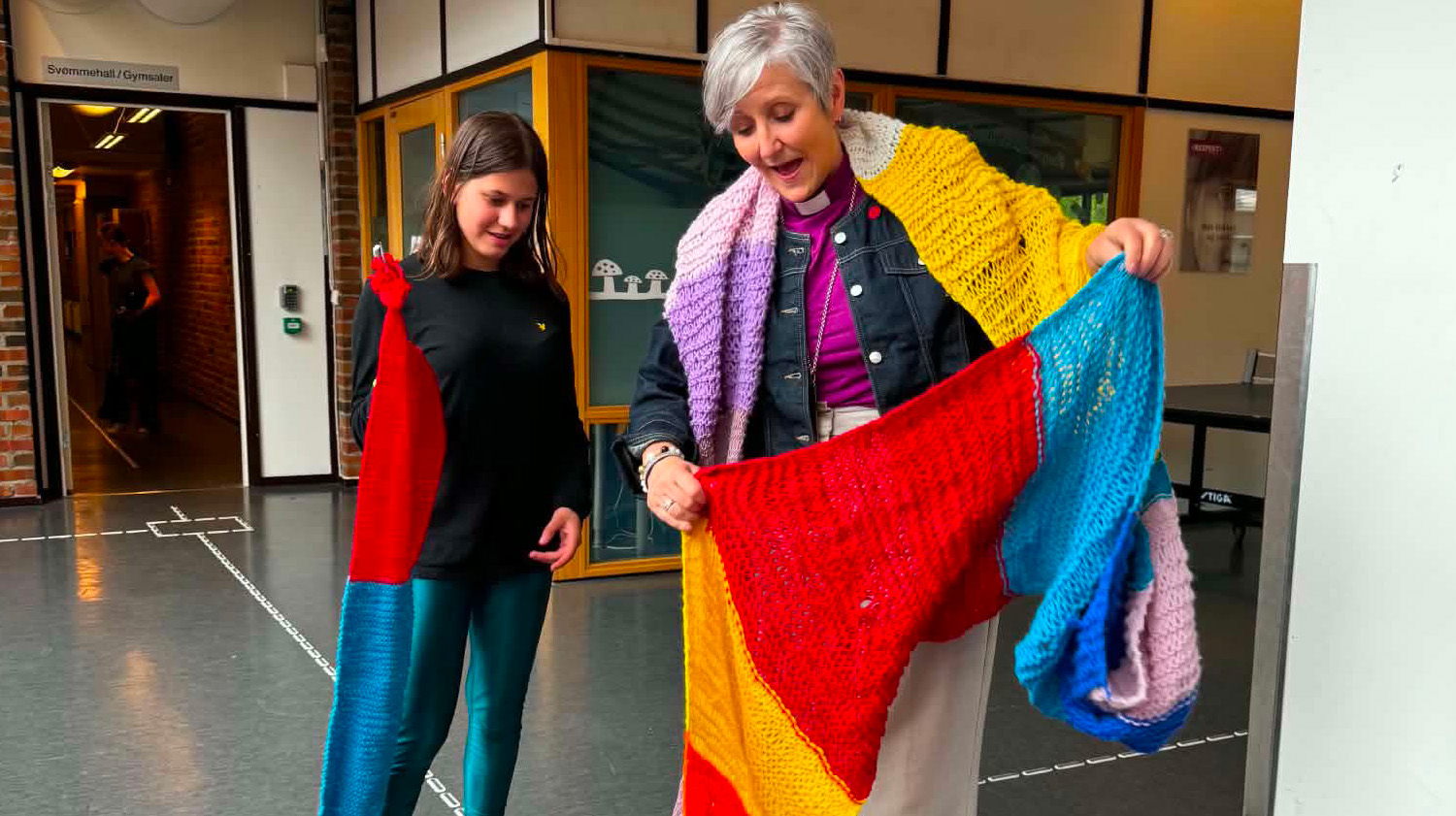 Biskop Herborg Finnset sammen med Dalgård-elev Maren Fornes. (Foto: Anna Nicoline Segtnan Mentzoni)