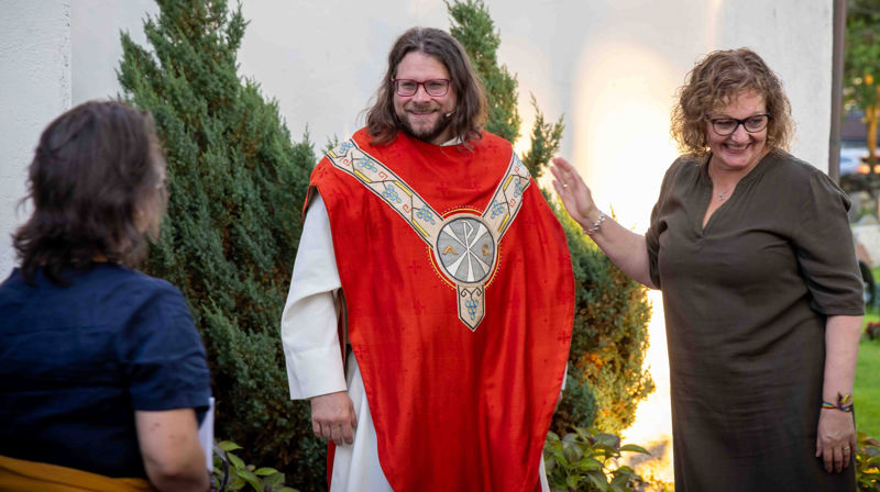Det var mange som ville gratulere den nyvigslede presten Allan Åsmo etter gudstjenesten i Ørland kirke 7. september (Foto: Pål Flæsen)