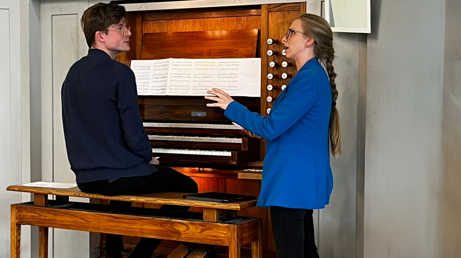 Anders Vassli Brekke, som er kantor i Sverresborg, fikk undervisning og gode r&#229;d fra Anna Lapwood. Hun uttrykte begeistring for hans orgelversjon av musikk fra Star Wars (Foto: Gunn Mogseth Skrove)