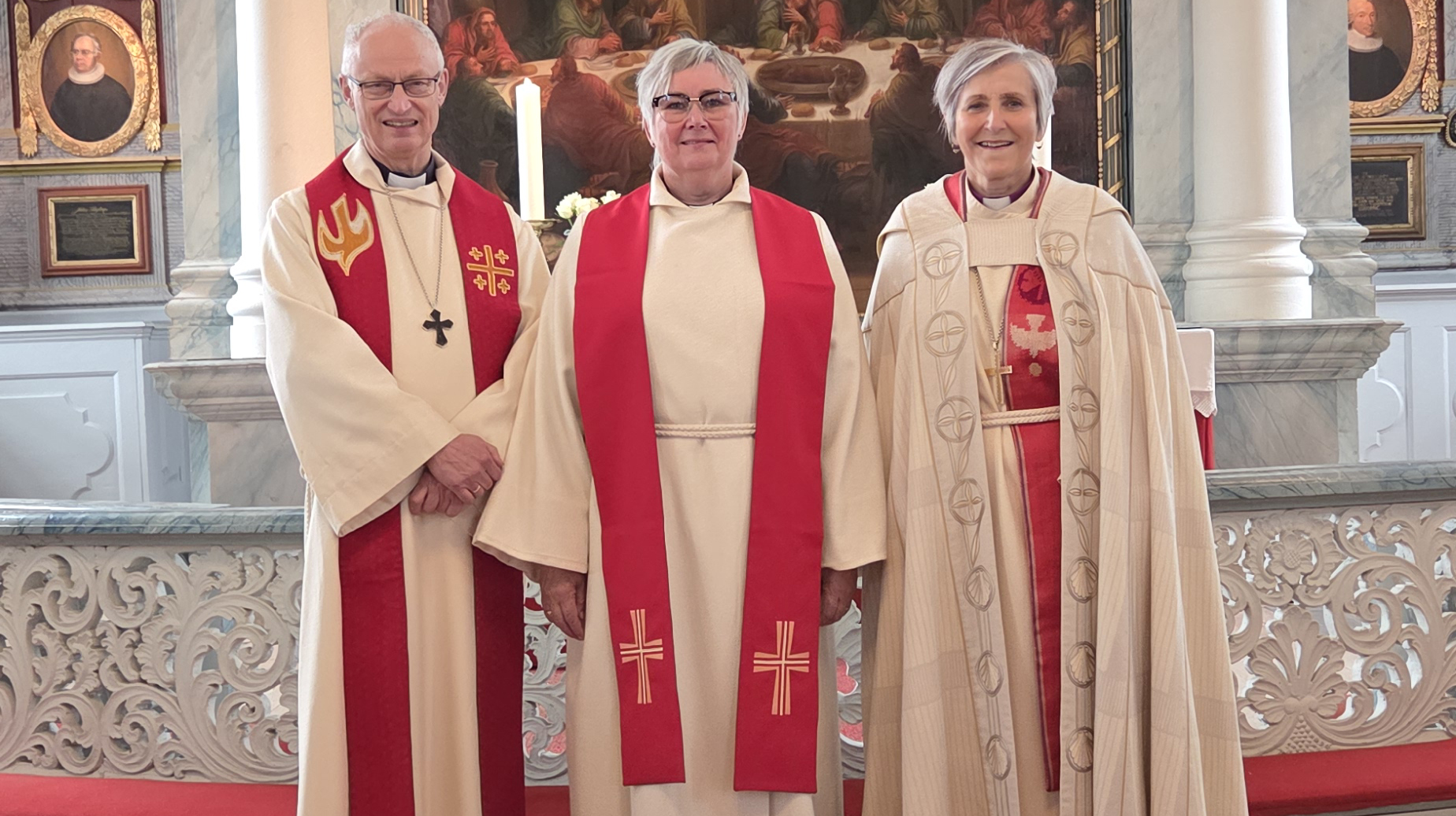 Nyvigslet prest Anne Talsnes Flatmo (i midten) sammen med prost &#216;ystein Fl&#248; og biskop Herborg Finnset. 